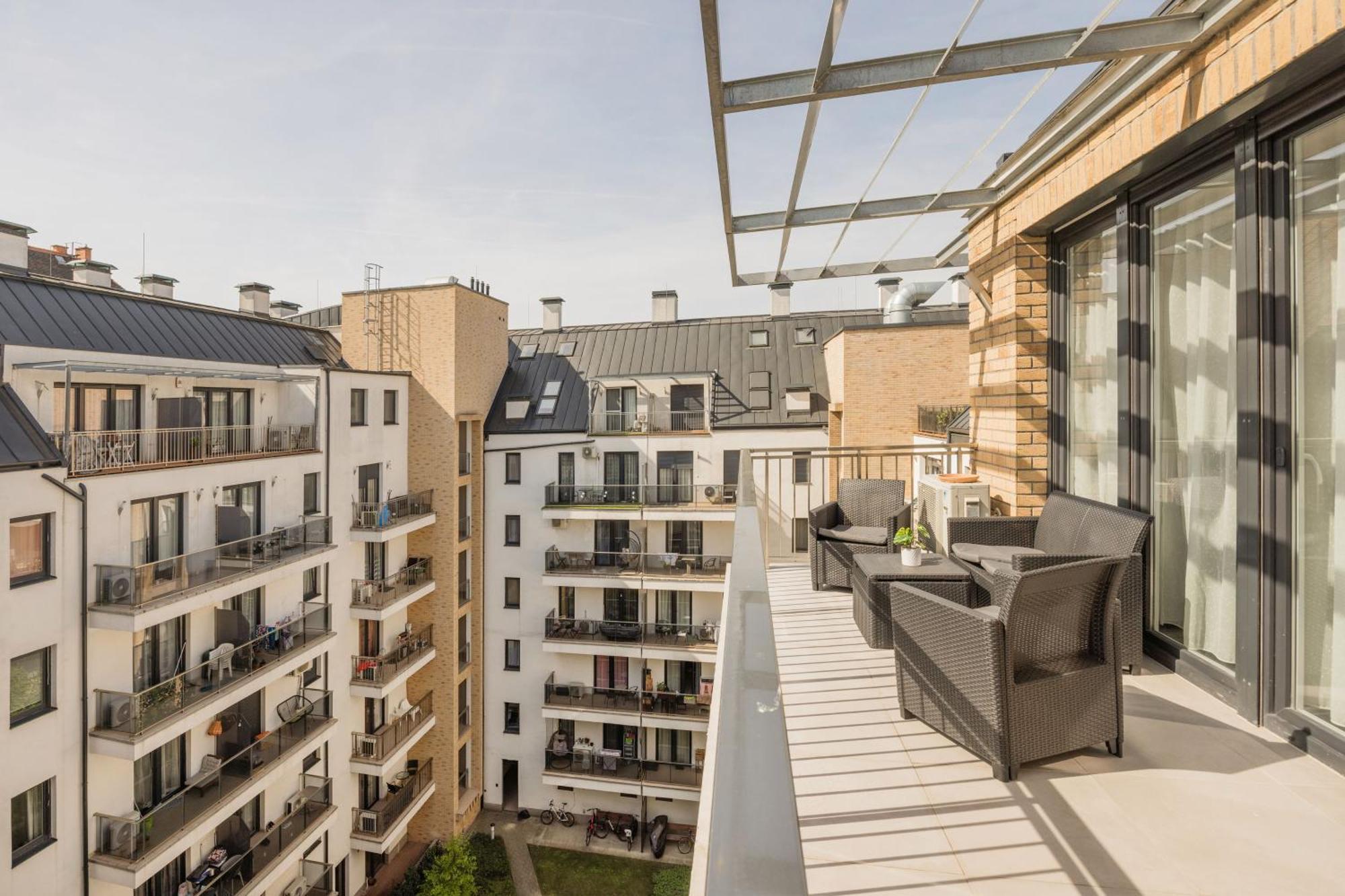Bright Top Floor Home With Parking Budapest Ngoại thất bức ảnh
